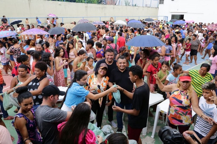 Edson Gaguinho mantém tradição e distribui peixe durante a Semana Santa