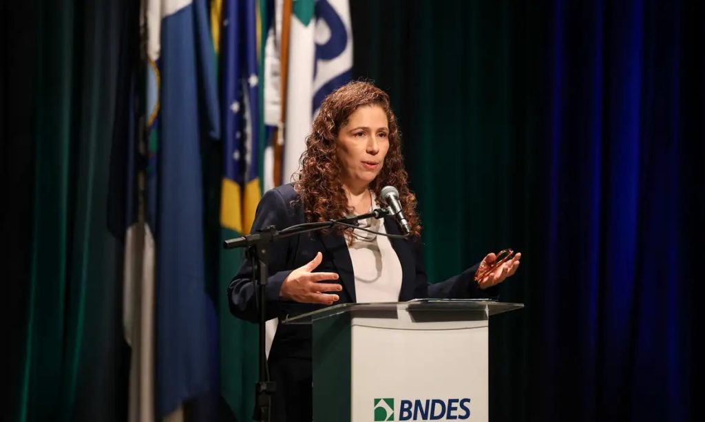 Ministra sai em defesa das estatais e rejeita rótulo de “peso”