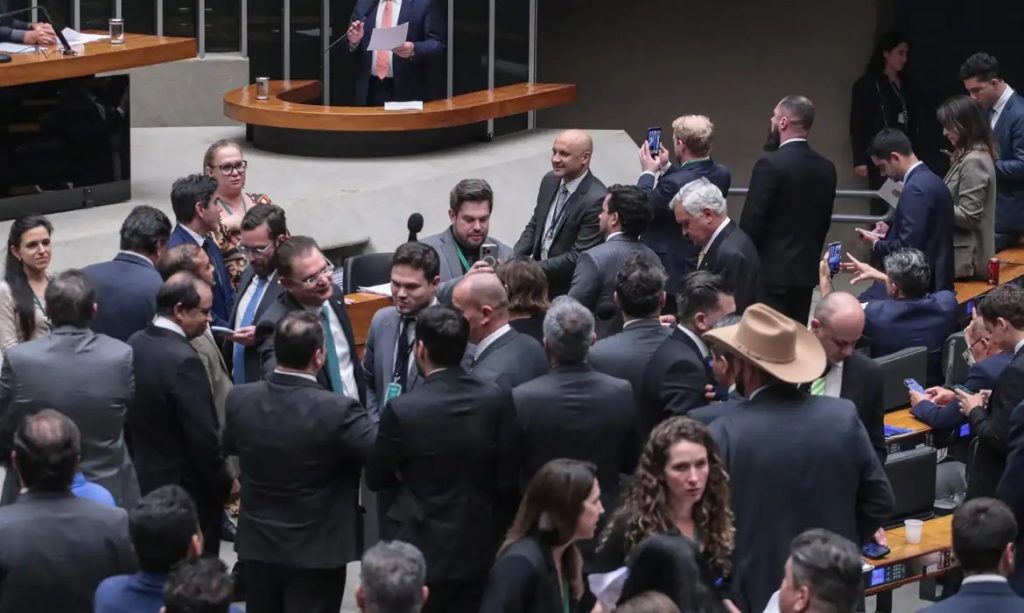 Para especialistas, PL da Dosimetria abre brechas que beneficiam criminosos comuns