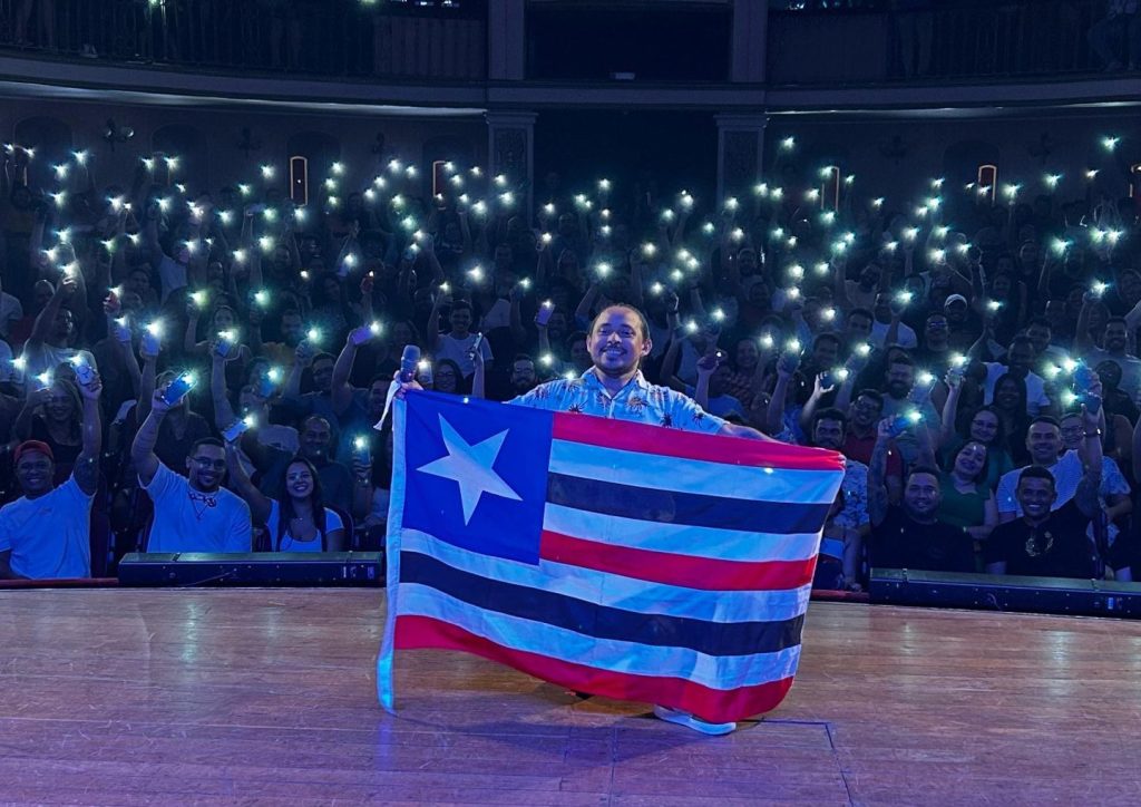 Humorista Carlos Pulico se apresenta neste sábado (7) no Restaurante Porto Raposa