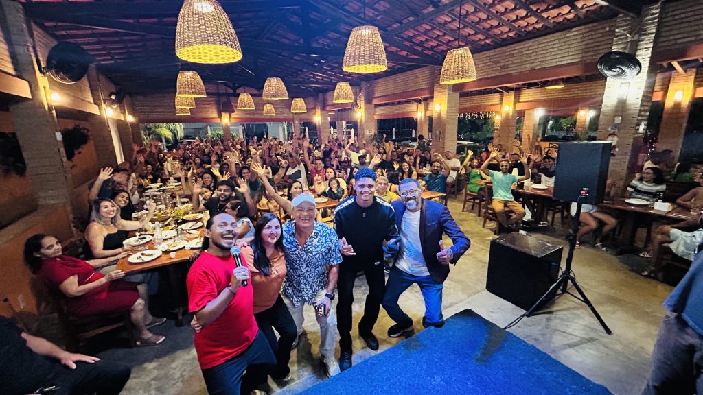 Instituto Udes Cruz lota restaurante Porto Raposa com show de Carlos Pulico