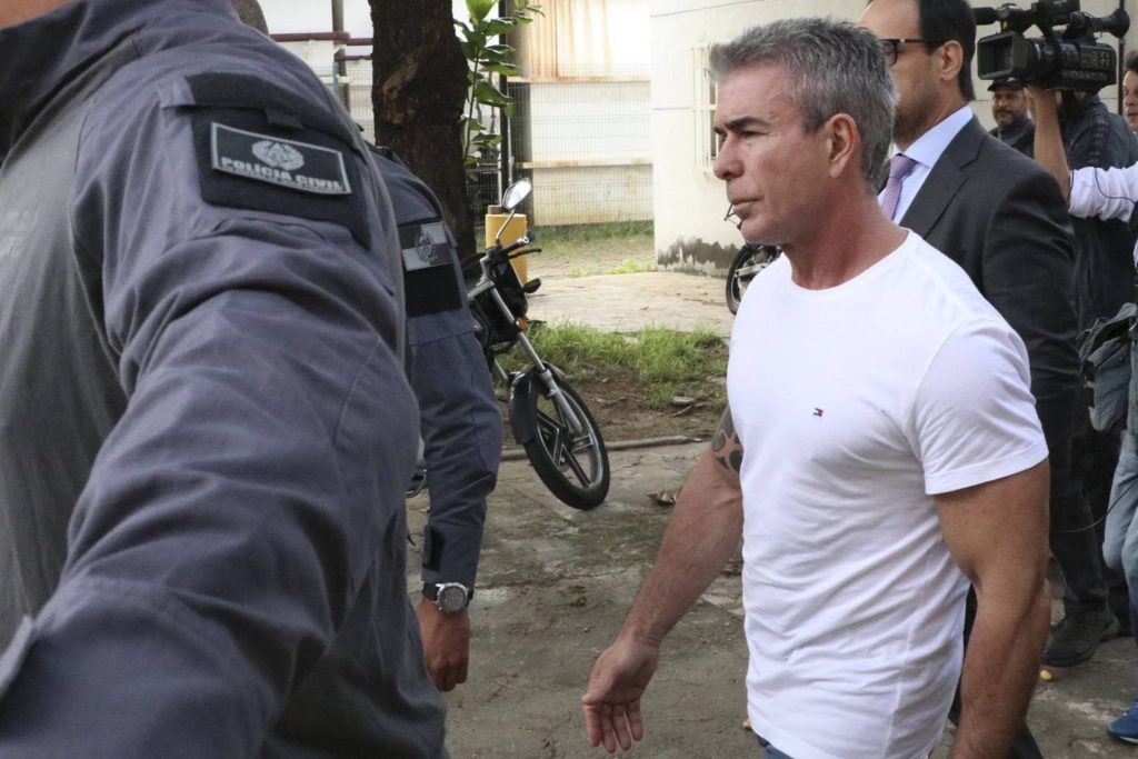 Treze policiais são presos por ligação com a segurança do bicheiro Rogério Andrade