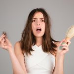 Queda de cabelo normal e queda patológica? Saiba o quanto seu cabelo cai por dia