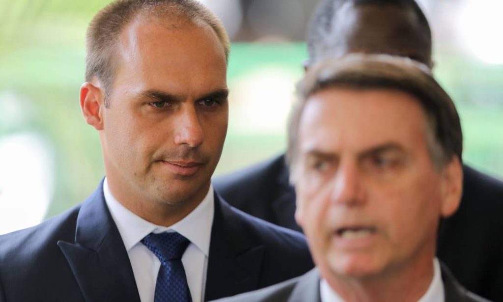 Flávio apresenta trailer de “Dark Horse”, produção sobre Bolsonaro
