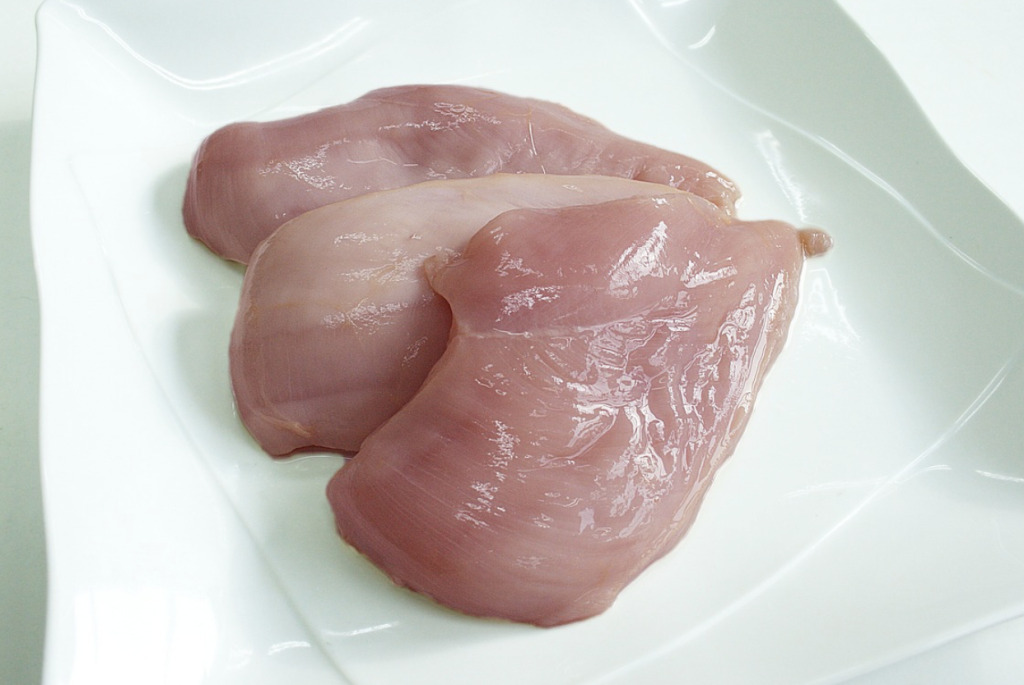 Lavar o frango antes de cozinhar pode matar: saiba por que, segundo a ciência