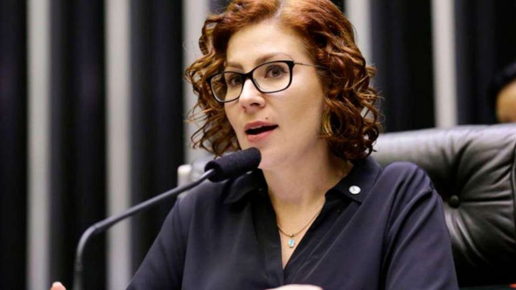 Com renúncia de Carla Zambelli, suplente é chamado para a Câmara dos Deputados