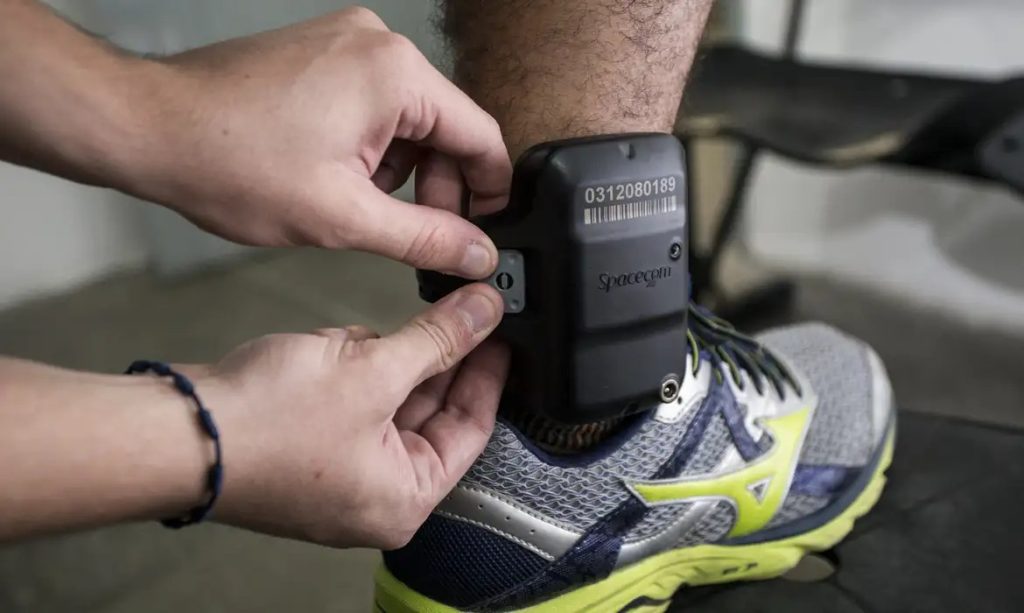 Câmara decide que agressores de mulheres terão que usar tornozeleira eletrônica