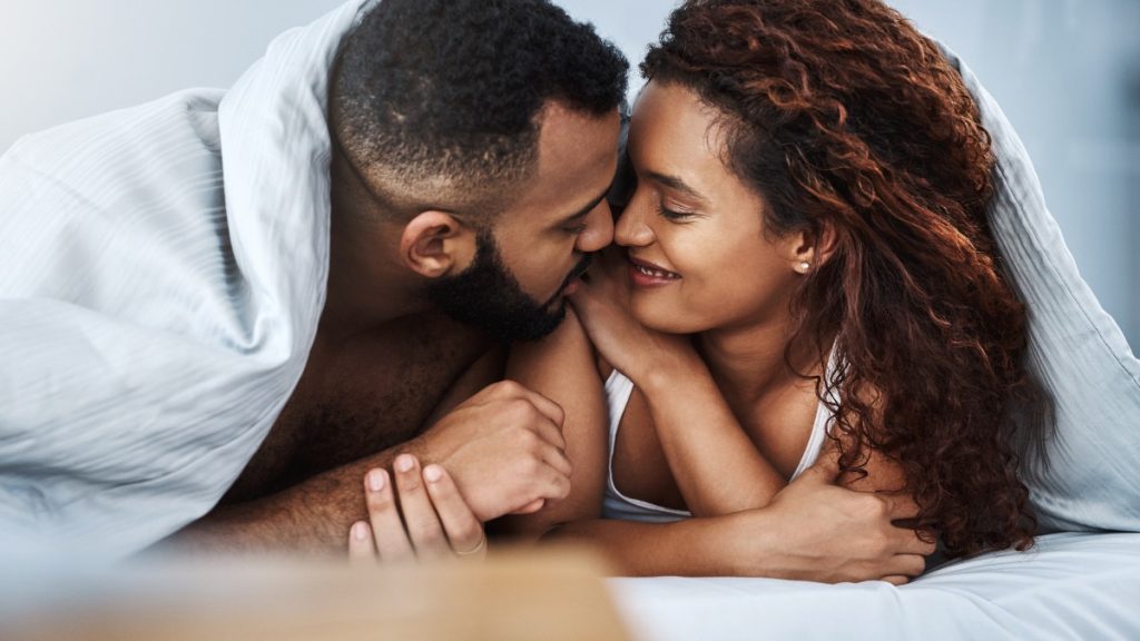 Sexo em relações longas: rotina afeta a frequência sexual, mas não apaga o desejo