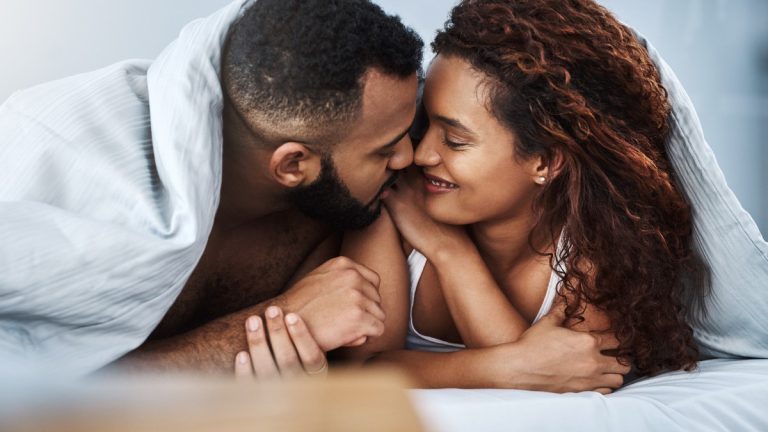 Sexo em relações longas: rotina afeta a frequência sexual, mas não apaga o desejo