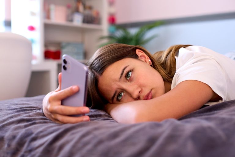 Celular na adolescência: mediação ativa e ‘detox’ são as estratégias reais de proteção