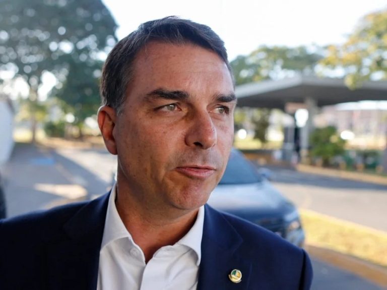 Revista afirma que Flávio usou jatinho ligado a Vorcaro em viagem em 2025