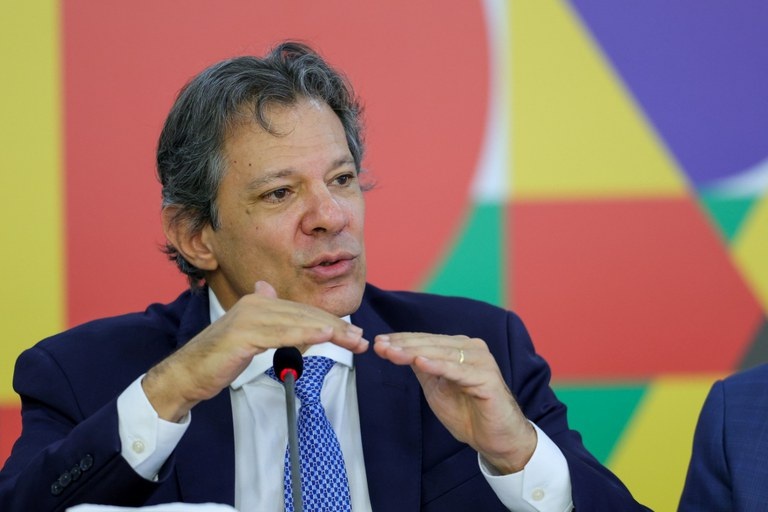 Haddad faz alerta sobre “grupo ligado a Bolsonaro” e diz que influência pode pesar nas eleições