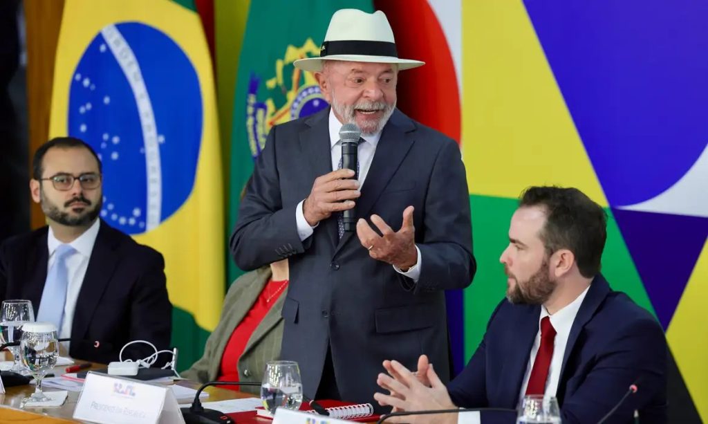 Sem citar Flávio Bolsonaro, Lula afirma que nunca buscou “lei Vorcaro” para artistas