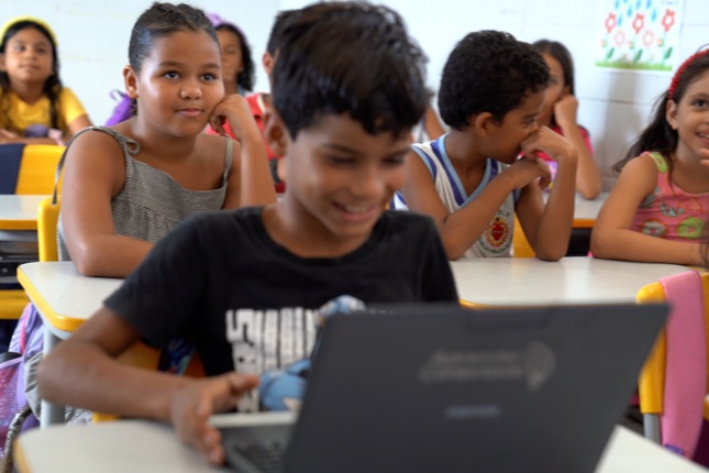 Governo amplia acesso digital e Brasil supera 100 mil escolas conectadas