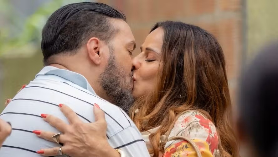 Viviane Araújo diz que pediu para cortar cenas de sexo com Belo na TV