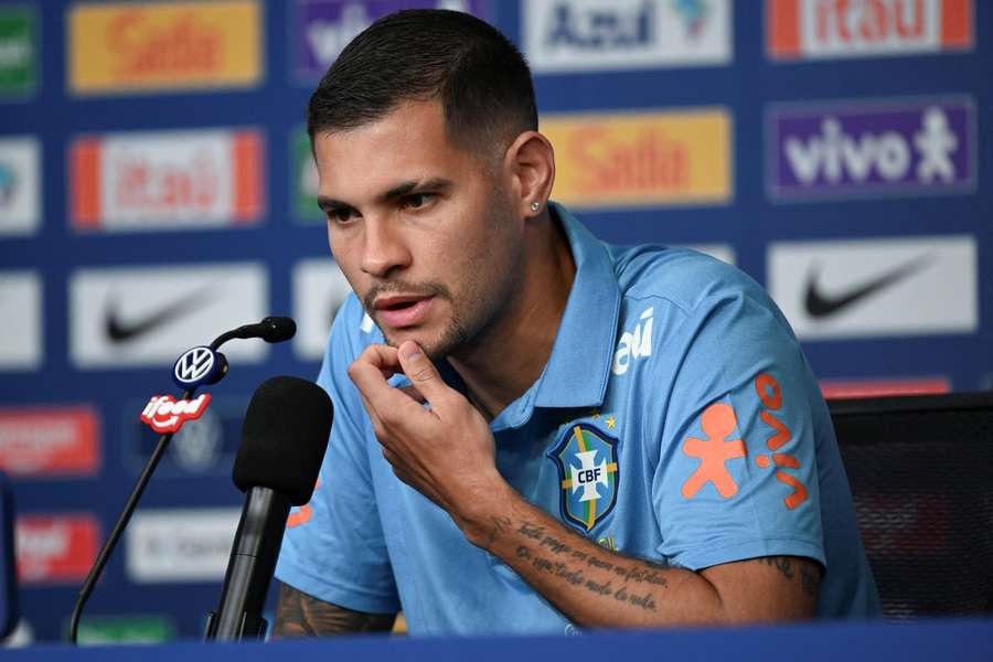 Bruno Guimarães lamenta corte de Wesley e vê Éderson como peça versátil para estreia do Brasil