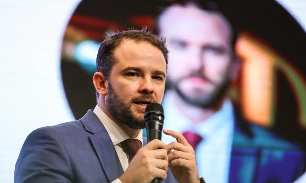 Durigan critica pressão dos EUA: “Brasil não pode assumir posição de vassalagem”
