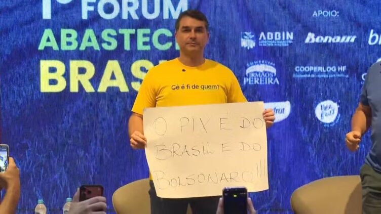 Flávio Bolsonaro culpa Lula por possível tarifa dos EUA e diz que terá de “resolver mais esse problema”