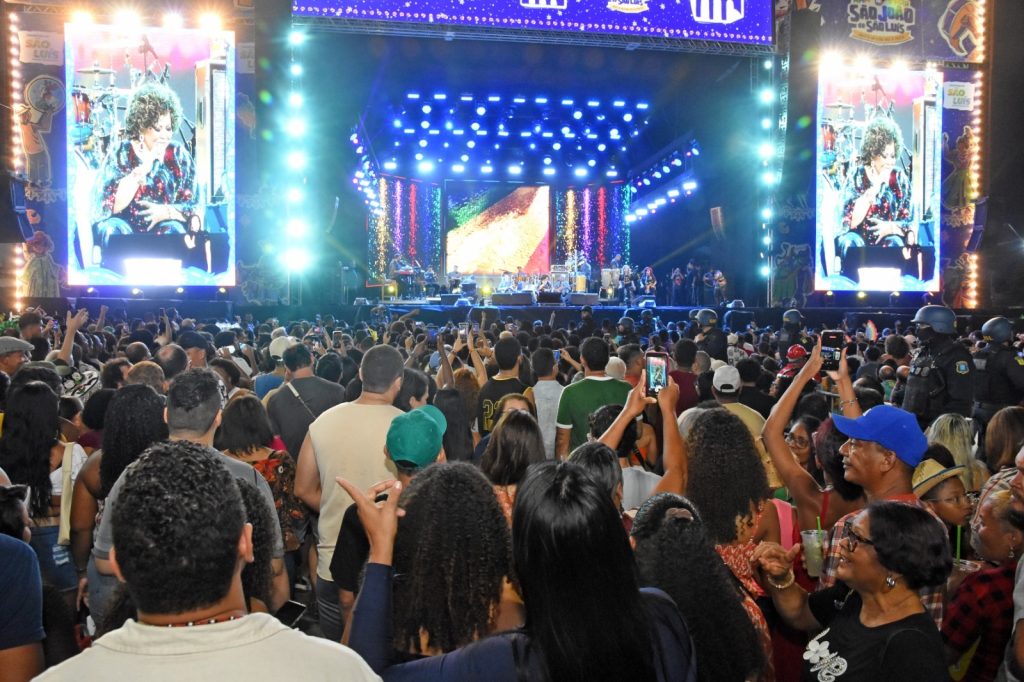 Turistas se emocionam com noite de Alcione, bumba meu boi e cultura maranhense no Arraial da Cidade