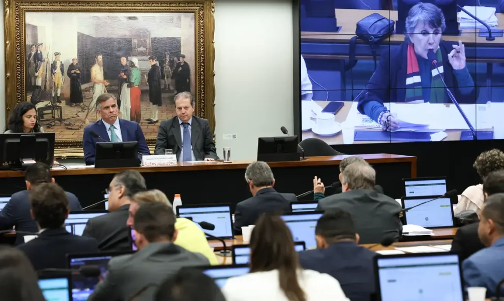 Maioridade penal aos 16 anos avança na Câmara após aprovação em comissão