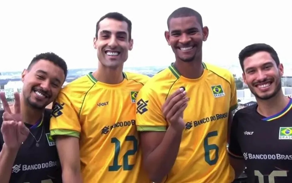 Ensaio com a seleção masculina de vôlei provoca ataques homofóbicos a jogadores gays