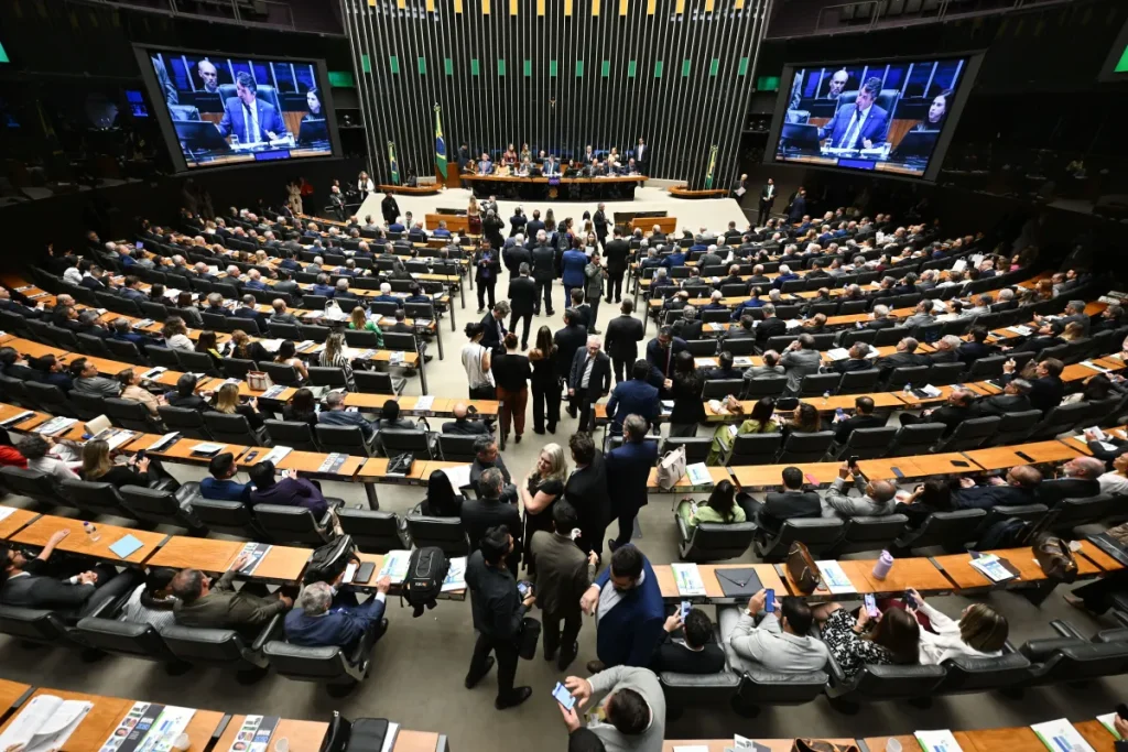 Deputados avaliam mudança na maioridade penal durante votação em comissão