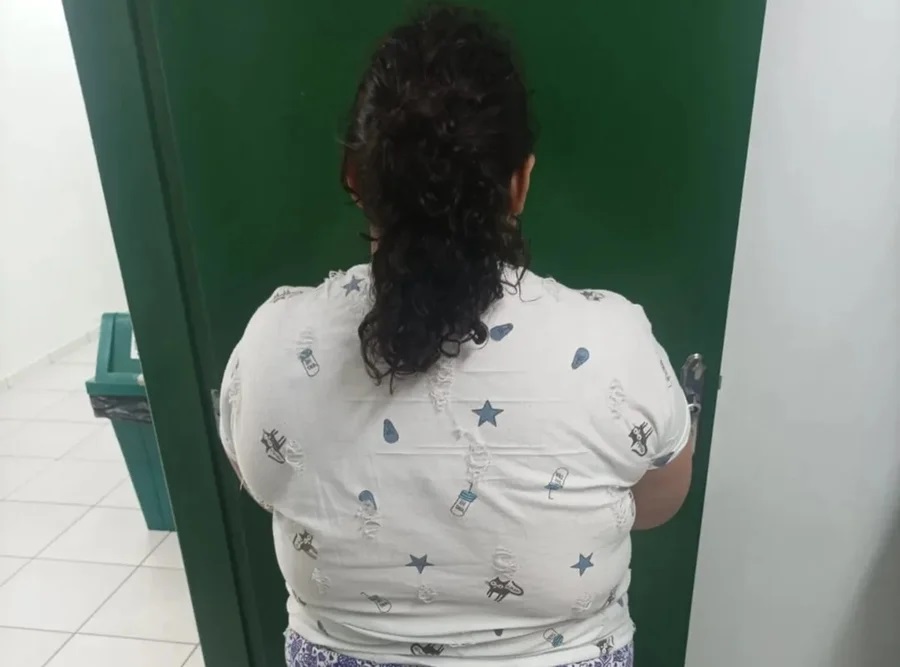 Mulher de 37 anos é presa após se passar por adolescente e ser acolhida por família em SC