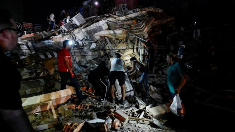 Equipes de resgate de outros países desembarcam na Venezuela após desastre