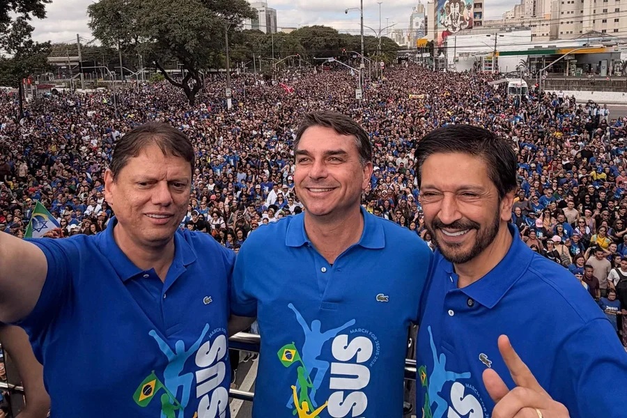 Flávio Bolsonaro faz discurso na Marcha Para Jesus e fala em “expulsar o mal do governo”