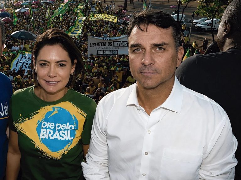 Flávio Bolsonaro planeja homenagem pública a Michelle na convenção do PL