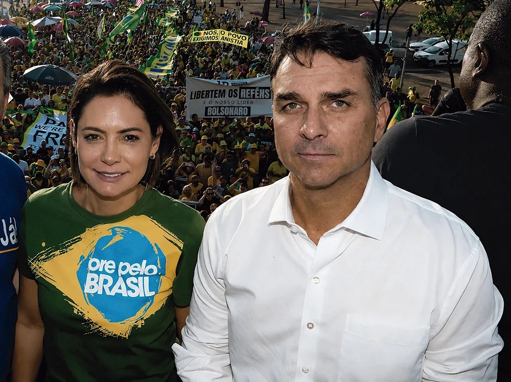 Flávio Bolsonaro planeja homenagem pública a Michelle na convenção do PL