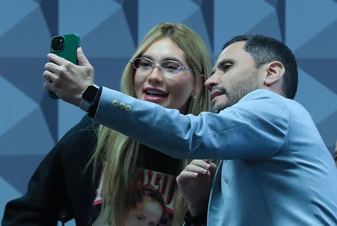Senador se arrepende de selfie com Virginia na CPI das Bets: “Cometi uma idiotice”