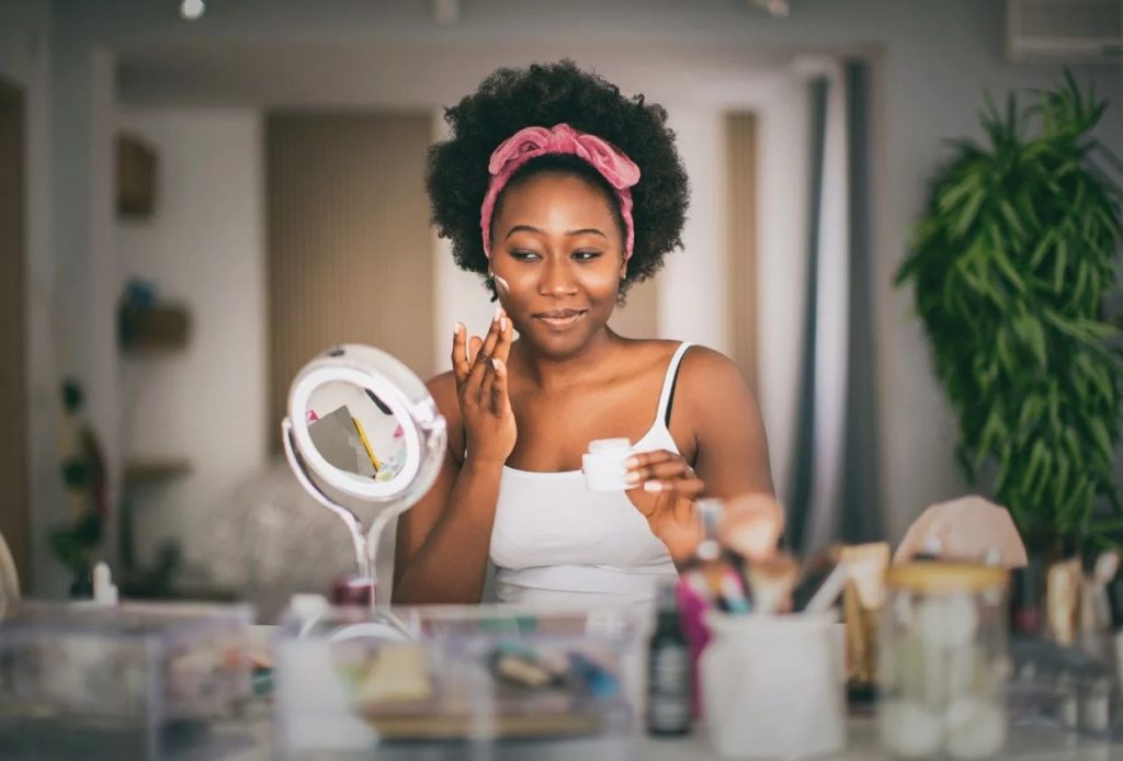 Tendências no ‘skincare’: especialista explica como separar promessas de marketing da ciência real na rotina de cuidados