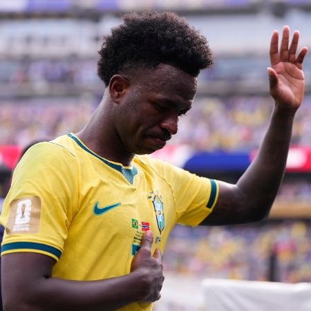 Após queda do Brasil na Copa, Vini Jr. se manifesta: “Peço desculpas”