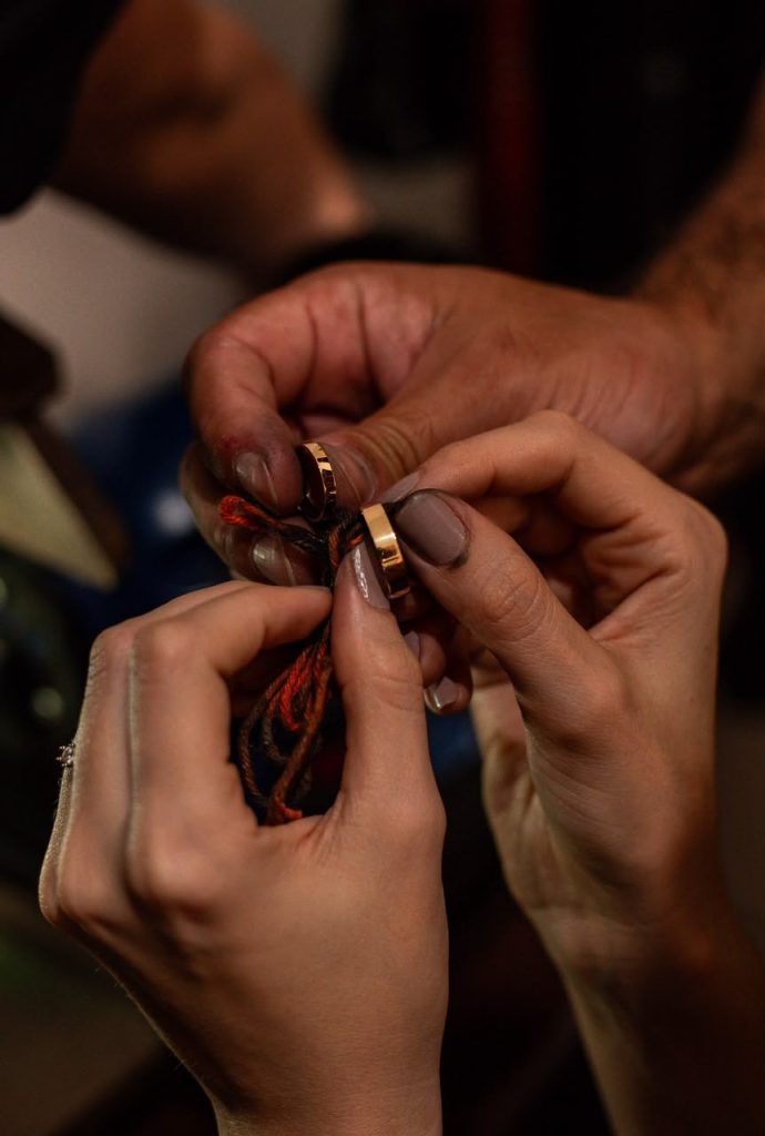 Alianças diferentes ganham espaço entre os noivos e refletem nova visão sobre casamento