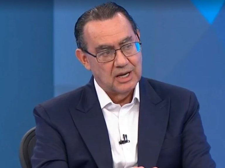Augusto Cury ganha 6,2 pontos e mexe na disputa entre Flávio, Lula e Zema