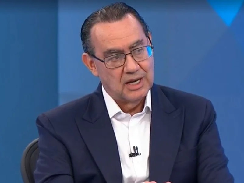 Augusto Cury ganha 6,2 pontos e mexe na disputa entre Flávio, Lula e Zema