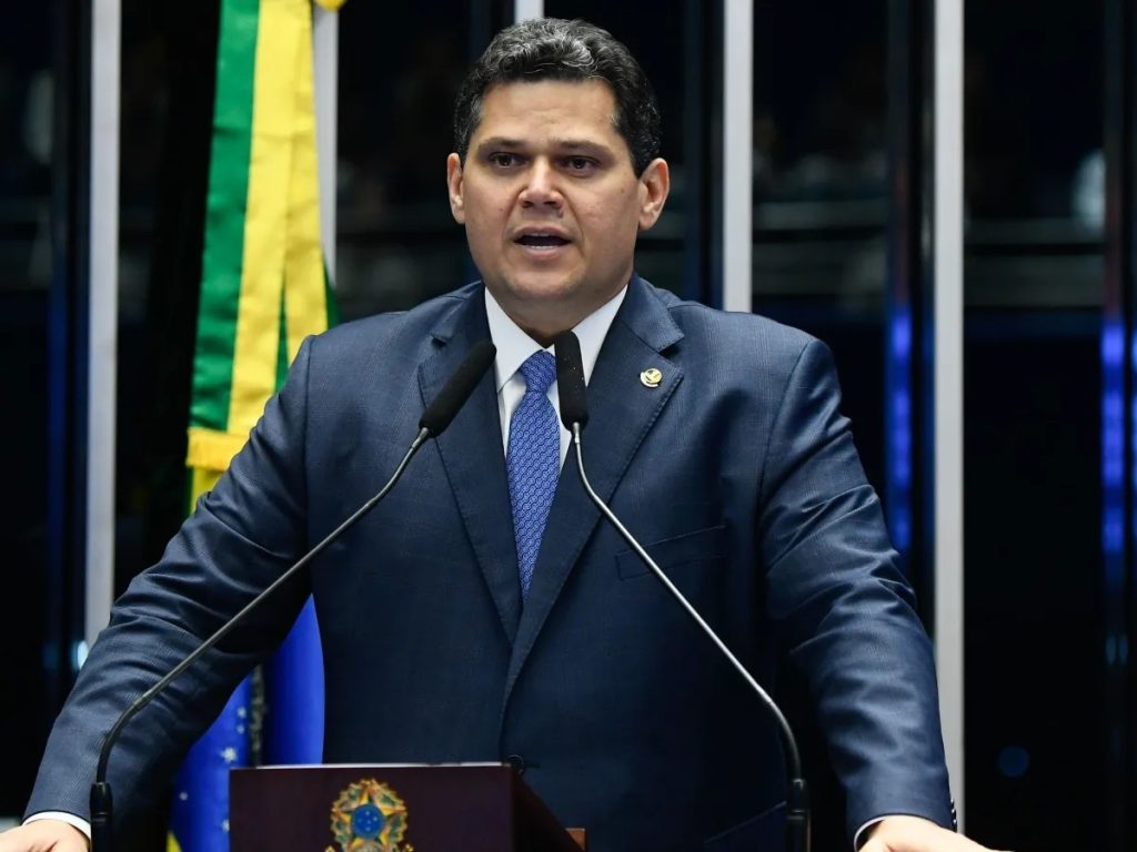 Alcolumbre destrava tramitação da PEC que propõe fim da escala 6×1