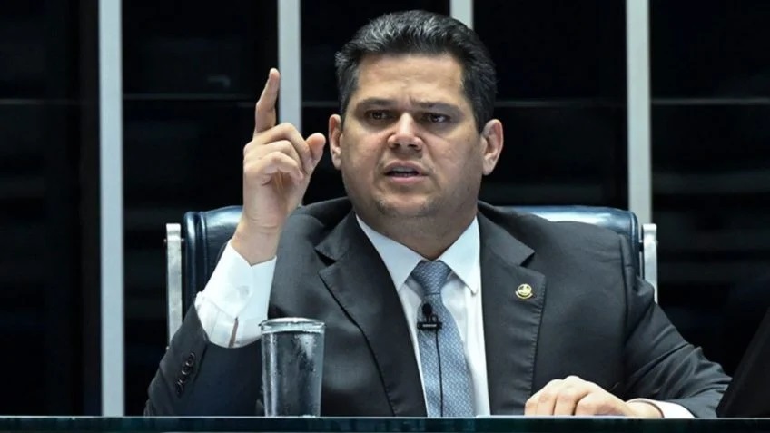 Alcolumbre avança com PEC que prevê fim da escala 6×1 após diálogo com Lula