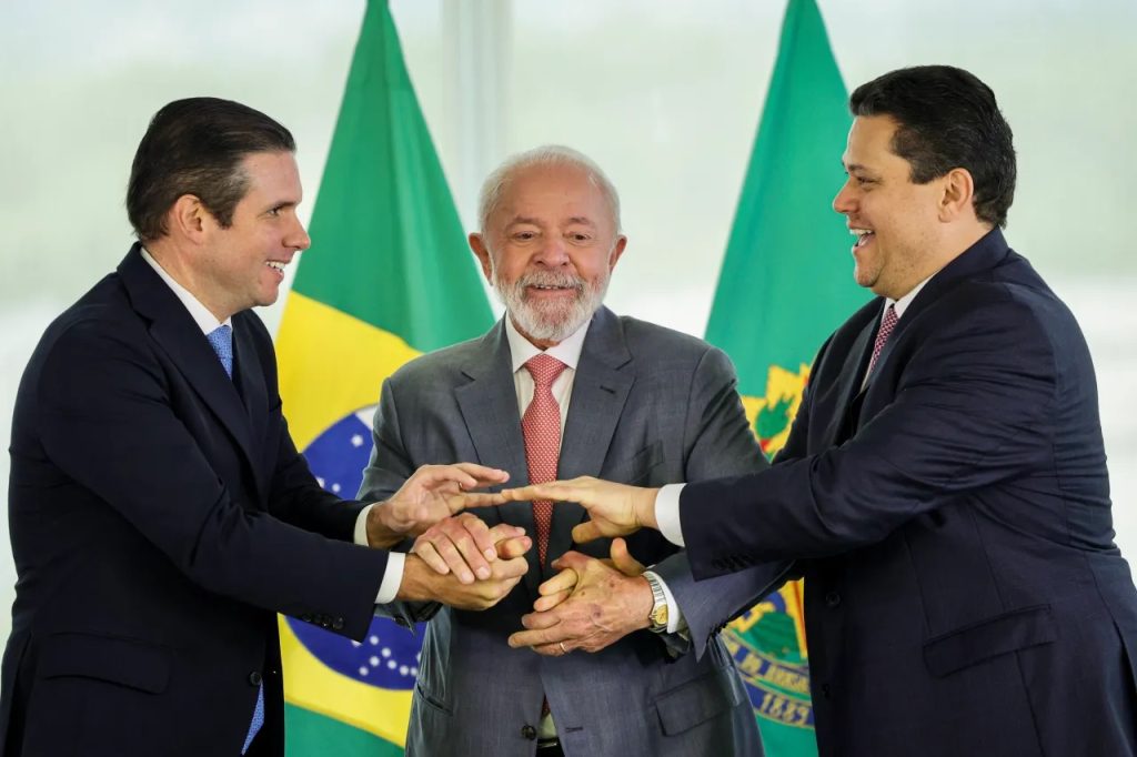 Motta anuncia avanço sobre “taxa das blusinhas” após encontro com Lula