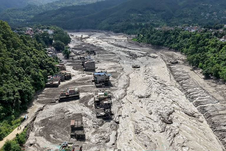 Inundações e deslizamentos deixam mortos e centenas de desaparecidos no Nepal