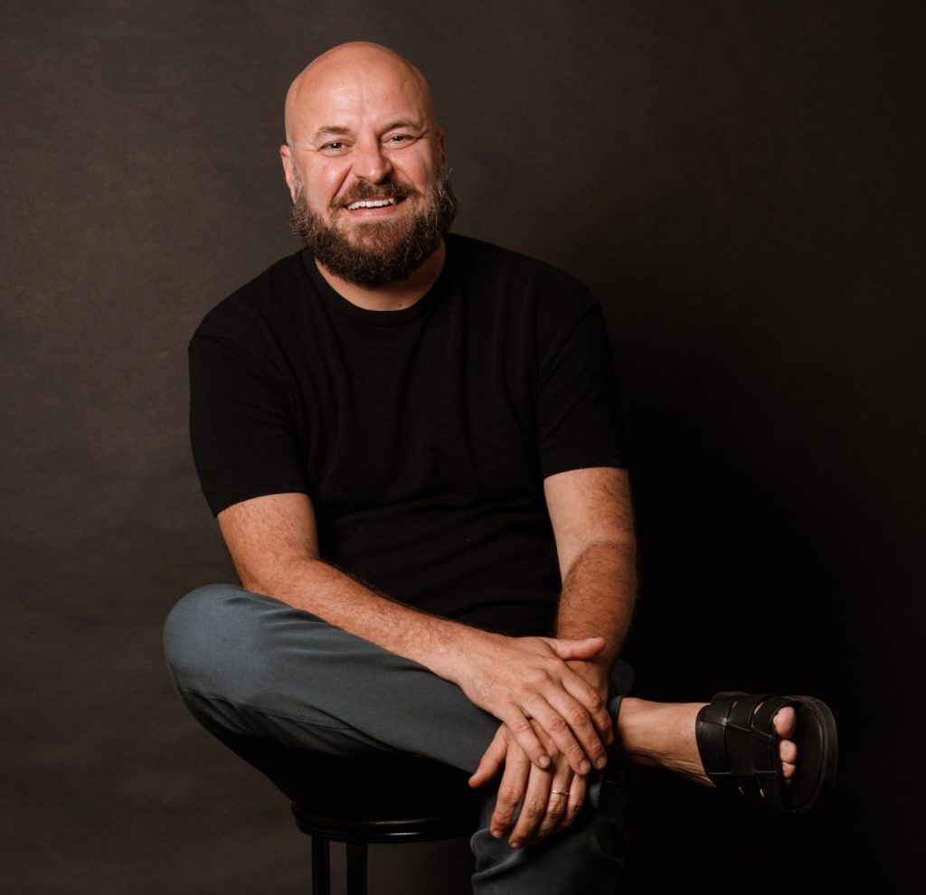 Quinta com humor – Teatro Sesc apresenta espetáculo com Paulinho Serra nesta quinta-feira (20)