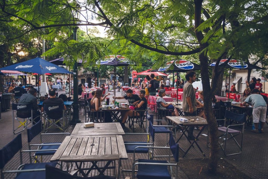 Bares e restaurantes reajustam cardápios em julho, mas seguram preços no acumulado do ano, mostra IPCA