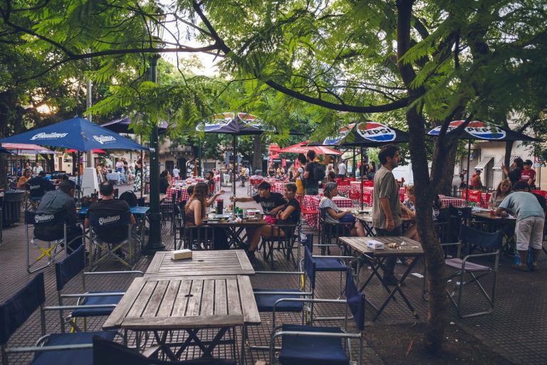 Bares e restaurantes reajustam cardápios em julho, mas seguram preços no acumulado do ano, mostra IPCA
