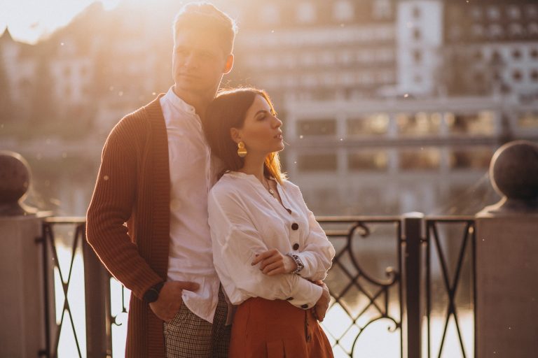 Por que mulheres continuam priorizando homens bem-sucedidos