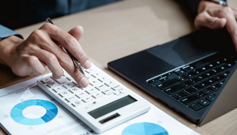 Empresas brasileiras deixam de declarar R$ 2,7 trilhões em faturamento por ano, aponta estudo do IBPT
