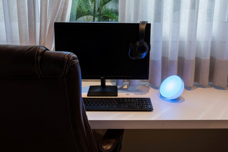 Luz, conforto e diversão: como criar o quarto gamer ideal