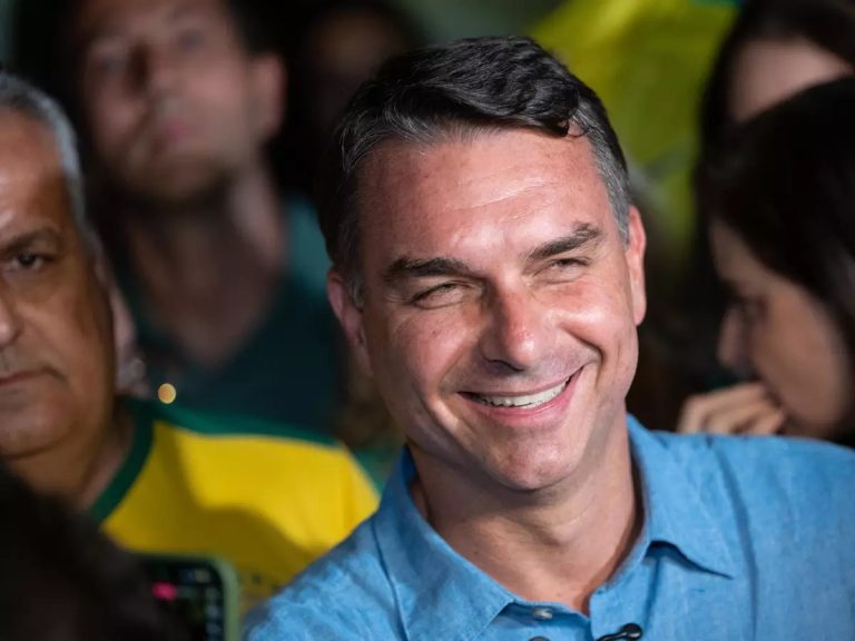 Flávio Bolsonaro é multado por Mendonça após impulsionar post contra Lula