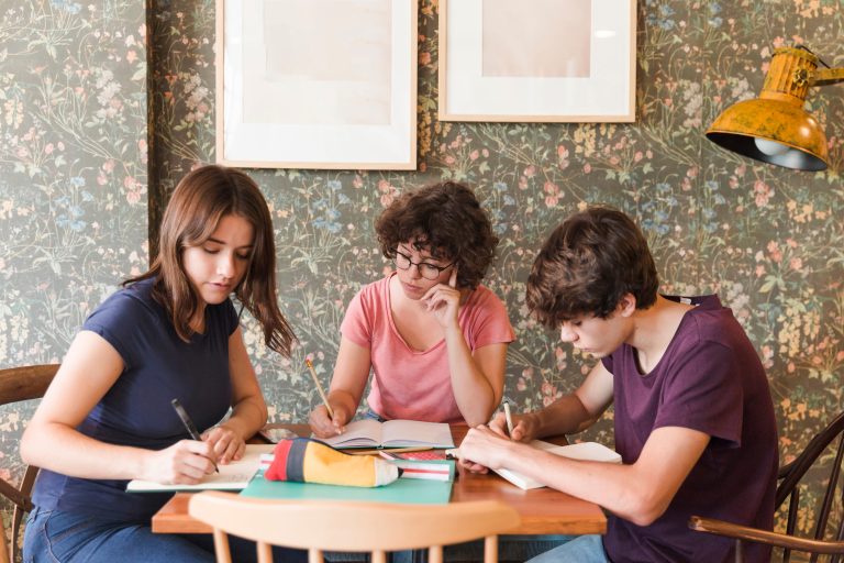 Vestibular além do conteúdo: como cuidar da saúde mental dos estudantes na reta final
