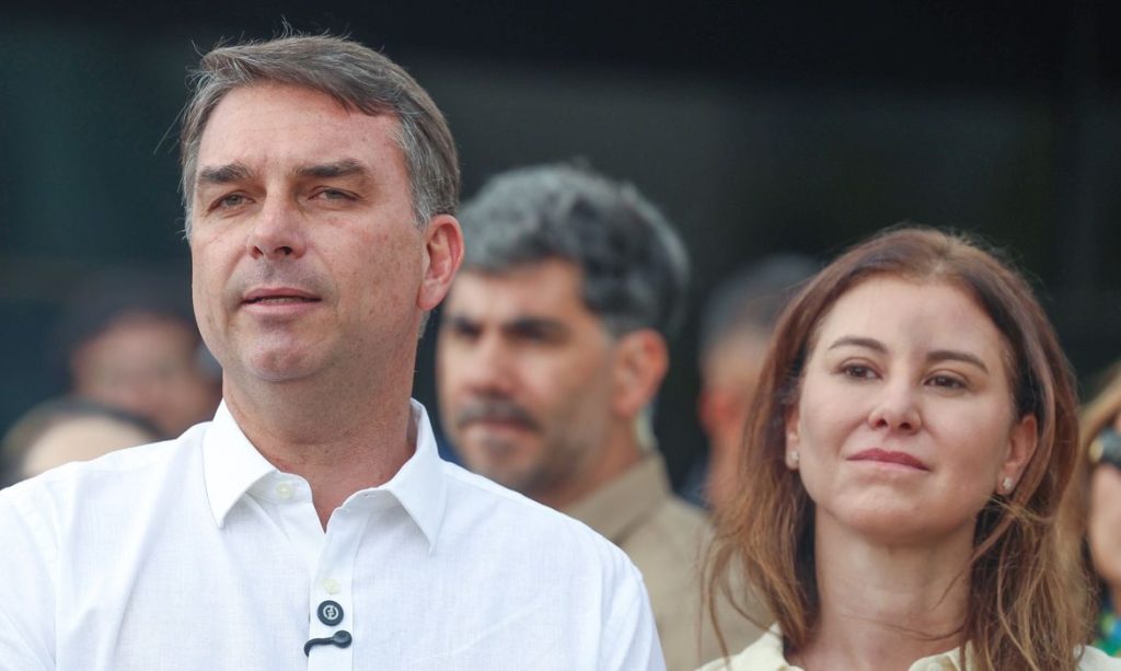 Flávio Bolsonaro usa cidadania italiana para viajar aos Estados Unidos sem restrições